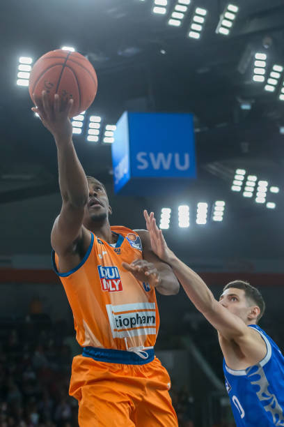 在帮助西班 在帮助西班